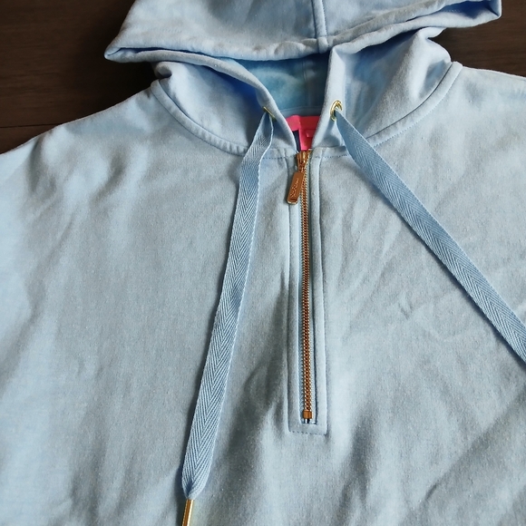Lilly Pultizer NWOT lght Blue Hoodie with Front Pocket - Picture 2 of 3